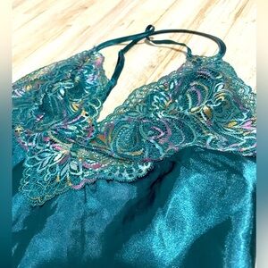 Linea Donatella Women's Sz  
Medium Lace Cami & Shorts Pajamas Set